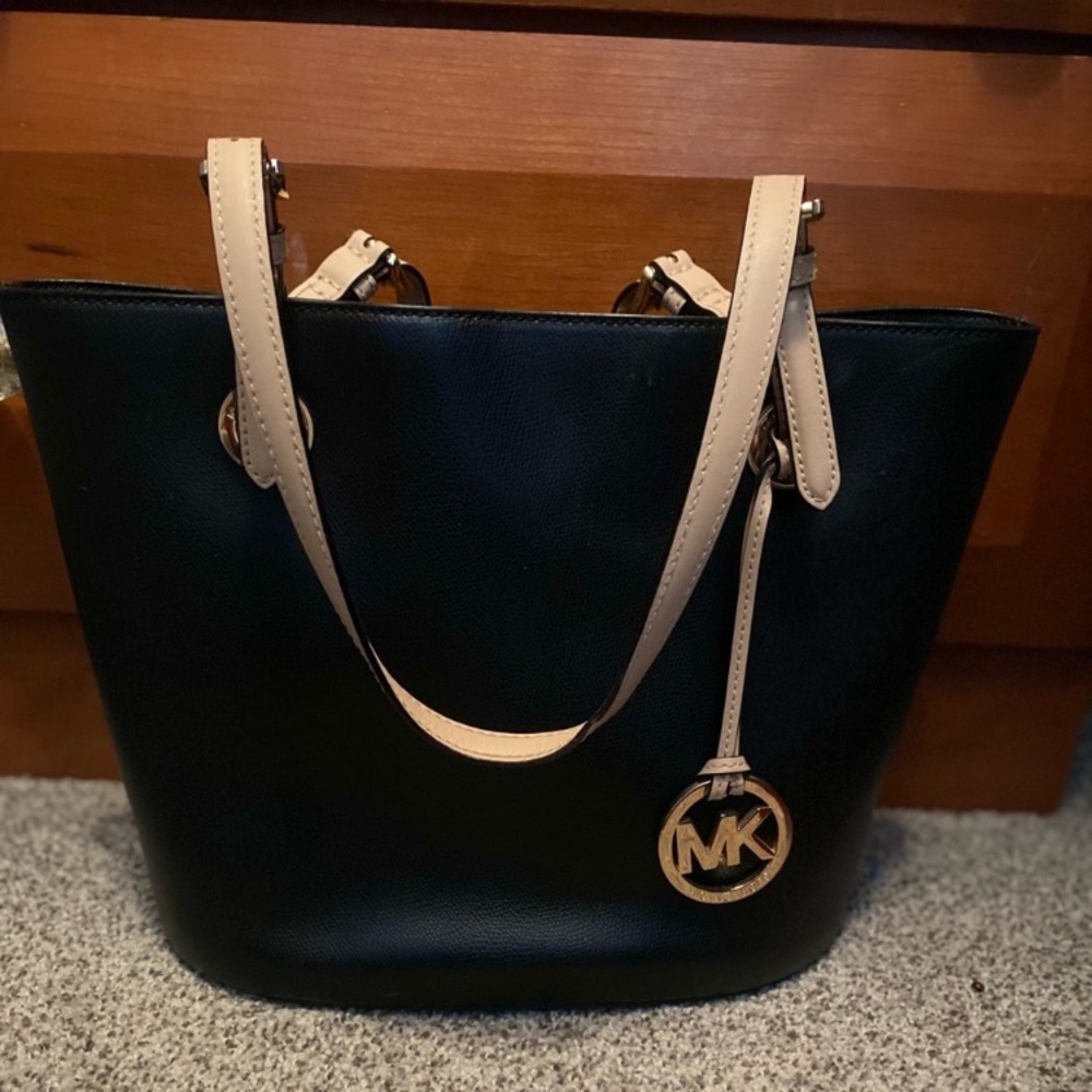 💕 Michael Kors Like new shoulder bag  leather. Sale💕💕Closing soon
